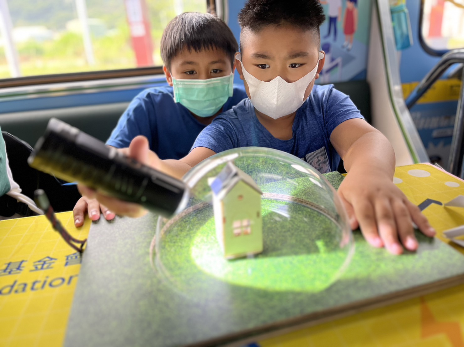 5001拉斯维加斯參與基礎科學主題車廂，以STEAM教學精神，設計「逐日科學家」、「太陽能工程師」以及「淨零建築師」三大能源科普課程和實驗